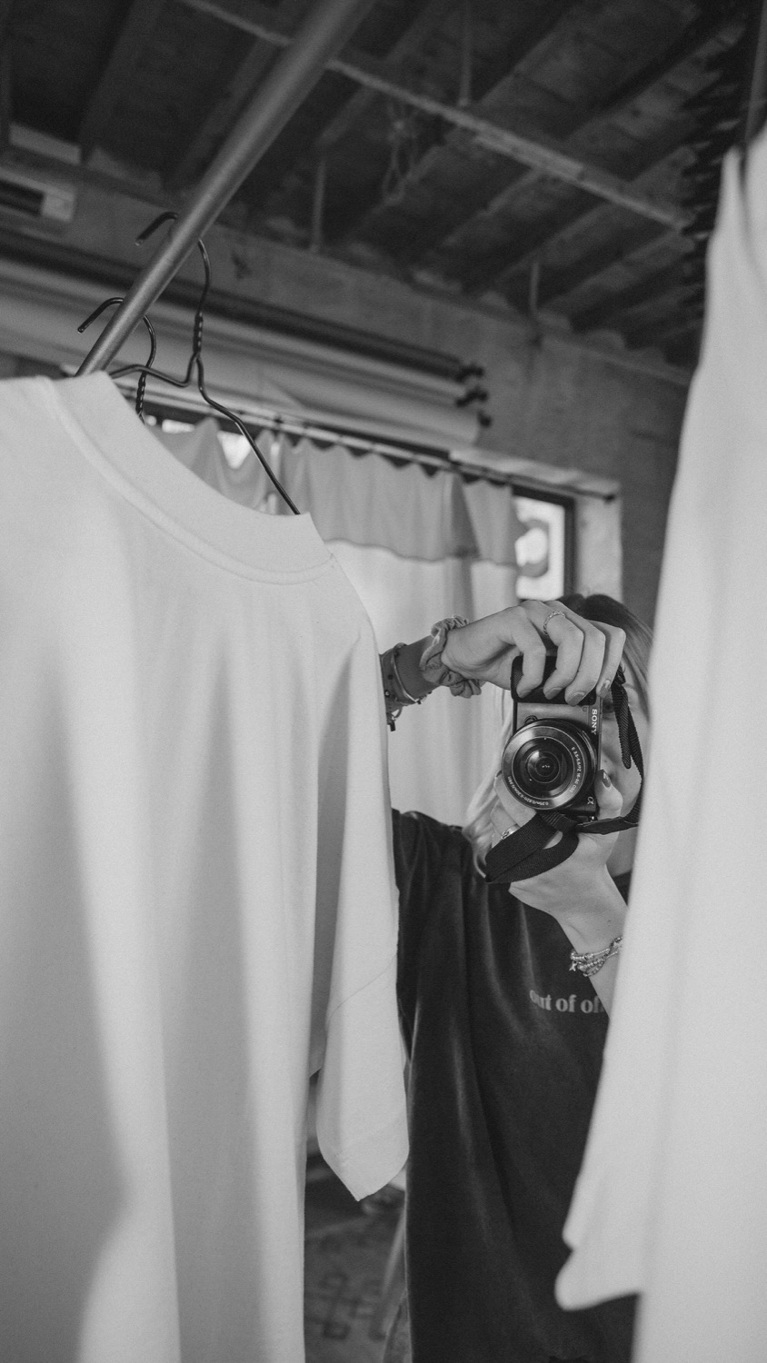 Chloé Vincent en plein shooting, reflet dans le miroir avec son appareil photo